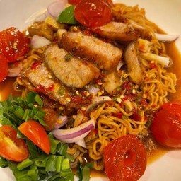 ยำมาม่าไวไว คอหมูทอดไข่แดง