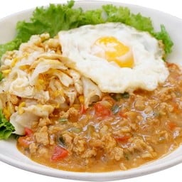 เส้นใหญ่ราดหน้าหมูสับพร้อมไข่ดาว