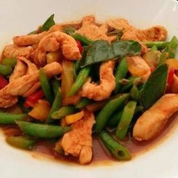 ข้าวผัดพริกแกงไก่