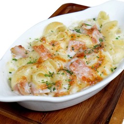 มักโรนีอบชีสใส่เบคอนและแฮม