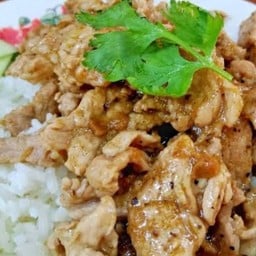 หมูกระเทียม ราดข้าว