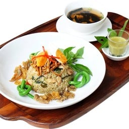 ข้าวผัดแกงเขียวหวานไก่ -ไข่เค็ม