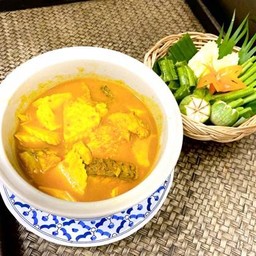 แกงส้มยอดมะพร้าว