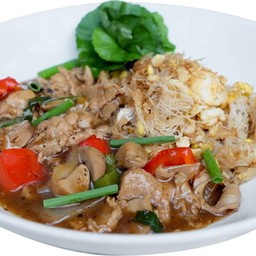 เส้นหมี่ราดหน้าหมูชาบูผัดซอสพริกไทดำ