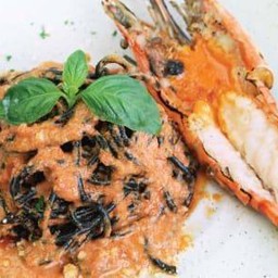 สปาเก็ตตี้เส้นดำซอสล็อปเตอร์-กุ้งแม่น้ำย่าง