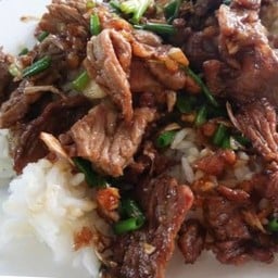 เนื้อกระเทียม ราดข้าว