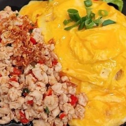 กระเพราไข่ข้น แม่รา