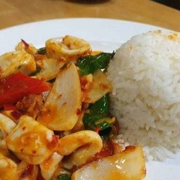 ผัดพริกแกง ปลาหมึก ราดข้าว