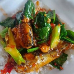 คะน้าปลากะป๋องราดข้าว