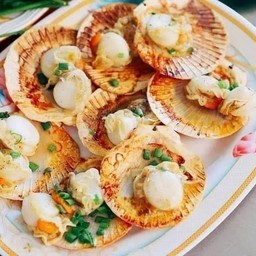 หอยเชลล์ย่างดนยกะเทียม