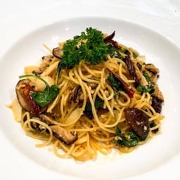 สปาเก็ตตี้ผัดกระเทียมพริกแห้ง (มังสวิรัติ)