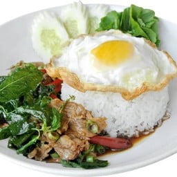 หมูชาบูผัดใบกะเพราเสิร์ฟคู่ข้าวสวย-ไข่ดาว