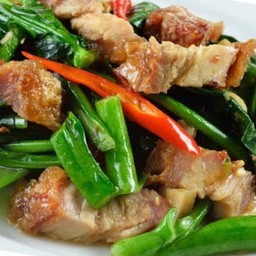 ผัดคะน้าหมูกรอบ