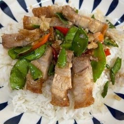 ข้าวหมูกรอบผัดพริกขี้หนู
