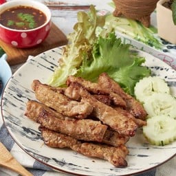 อกไก่แดดเดียวย่าง น้ำจิ้มแจ่ว Grilled Chicken Sticks with Spicy Jaew Sauce