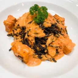 สปาเก็ตตี้เส้นดำพิ้งค์ซอส (มังสวิรัติ)