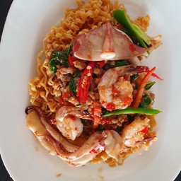 มาม่าราดกะเพราหมูสับ,กุ้ง,หมึก