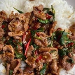 กะเพราเนื้อ ราดข้าว