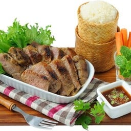 สันคอหมูย่าง-น้ำจิ้มแจ่ว เสิร์ฟพร้อมข้าวเหนียวนึ่ง