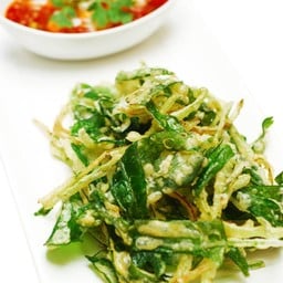 ยำผักบุ้งทอดกรอบ เสิร์ฟคู่น้ำยำใส่หมูสับและกุ้ง