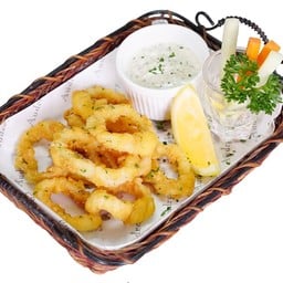 ปลาหมึกชุปแป้งทอดกรอบ เสิร์ฟพร้อมซอสทาทาร์