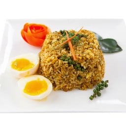 ข้าวผัดคั่วกลิ้งหมู-ไข่มะตูม