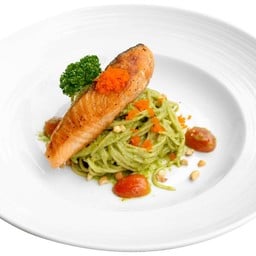 สปาเก็ตตี้ซอสเพสโต้แซลมอนสเต็ก