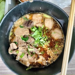 เตี๋ยวเรืือเนื้อรวม (หมี่เหลือง)