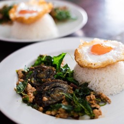ผัดกะเพราไข่เยี่ยวม้า