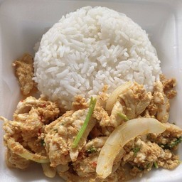 ไก่ผัดผงกะหรี่  ราดจ้าว