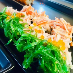 ซูชิทูโทนยำสหร่ายกับสลัดปูอัด