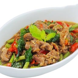 ขาหมูเต๋าทอดผัดใบกะเพรากรอบ
