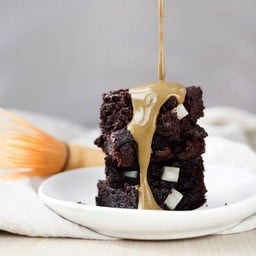 โมจิบราวนี่ ซอสโฮจิฉะ Mochi Brownie with Houjicha Sauce