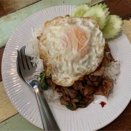 ข้าวกะเพราหมูชิ้น