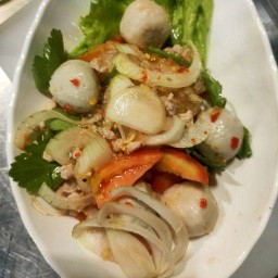 ยำรวมลูกชิ้นปลา