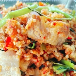 พริกแกงผักบุ้งหมูกรอบ คลุกข้าว