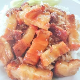 หมูรอบน้ำมันหอย ราดข้าว