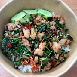 ข้าวกระเพราแหนมพริกแห้ง