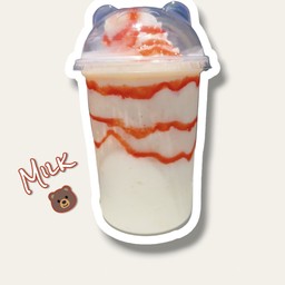 นมหมีปั่น ราดสตอเบอรี่