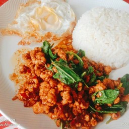 ข้าวกระพราหมูสับไข่ดาว รสเด็ด