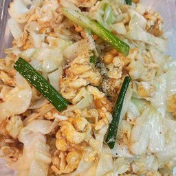 ข้าว กะหล่ำผัดใส่ไข่