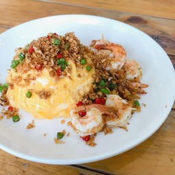 ข้าวราดไข่นุ่มกุ้งคั่วพริกเกลือ