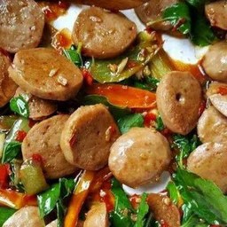 กระเพราลูกชิ้นหมู(กับข้าว)