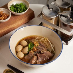 ก๋วยเตี๋ยวลูกชิ้นเนื้อตุ๋น