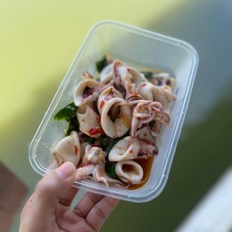 กระเพราปลาหมึกเป็นกับข้าว