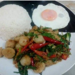 ข้าวกระเพราลูกชิ้นหมูไข่ดาว