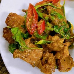 ผัดเครื่องแกง