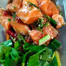 ยำแซลมอน