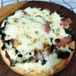 พิซซ่าโฮมเมดหน้าผักโขมแฮมชีสs