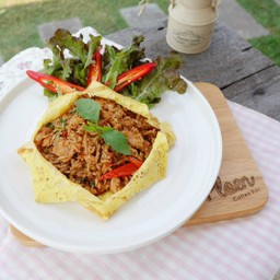 ข้าวกะเพราคลุกห่อไข่